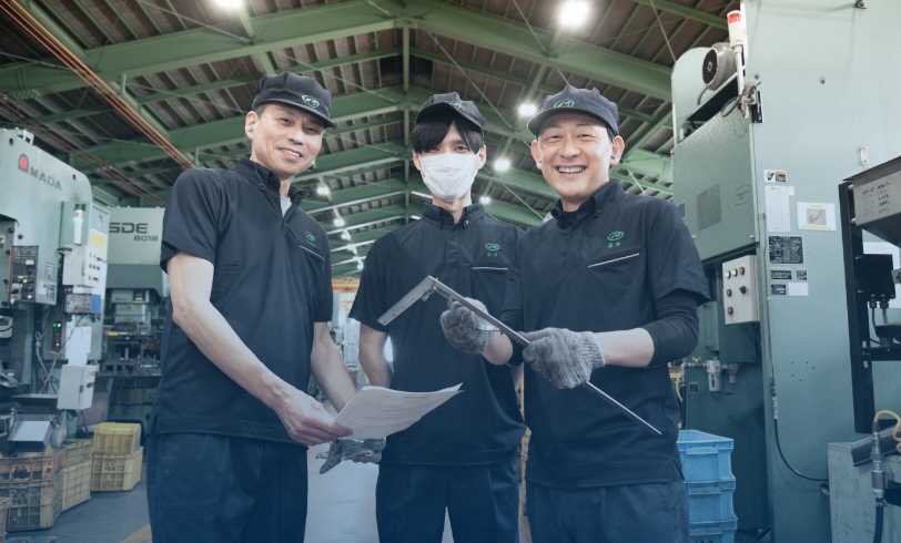 製造部門の社員が打ち合わせをする様子