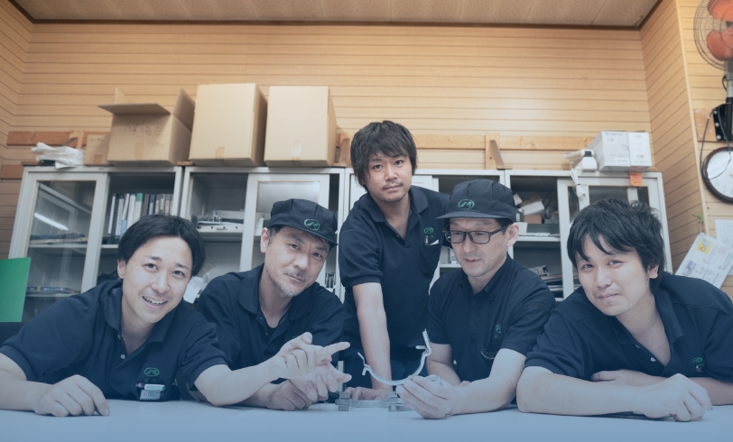 生産部門の社員がタブレットで確認する様子