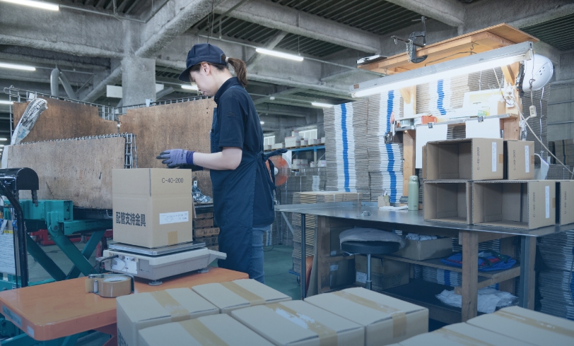 生産部門の社員が事務作業をする様子
