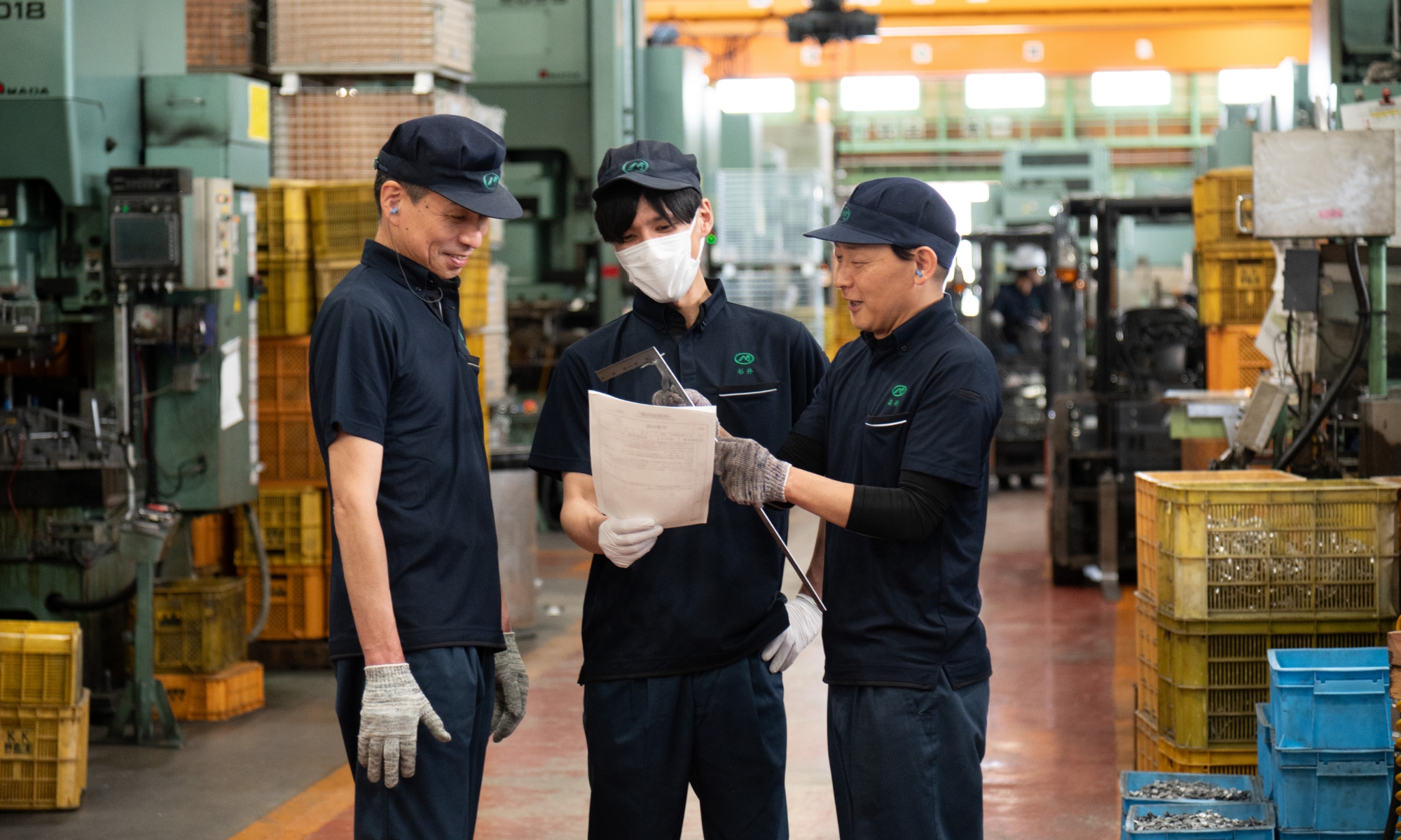 製造現場でタブレットを確認する社員