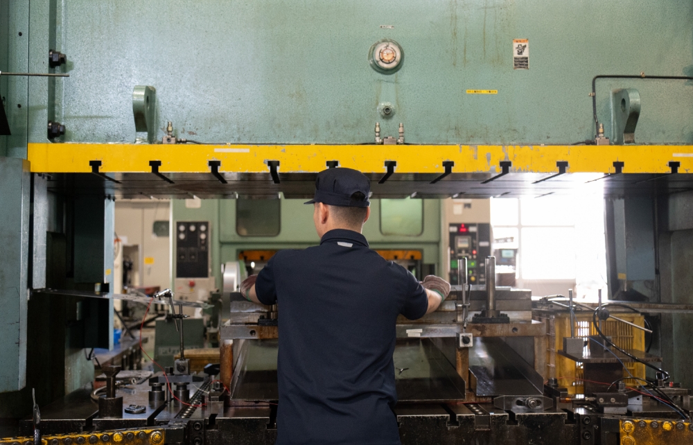 製造ラインで作業する社員