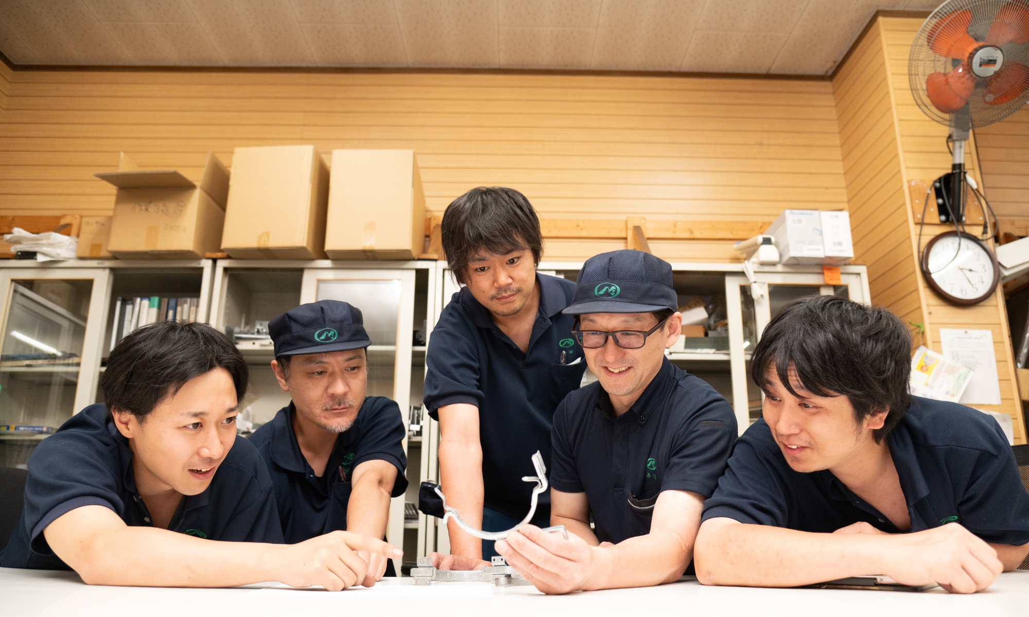 図面を確認する生産部門の社員